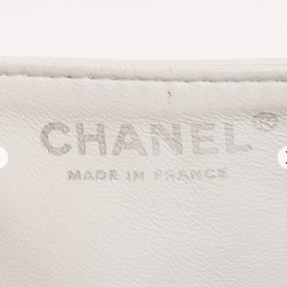 CHANEL White Quilted Aged Leather Reissue 2.55 Classic 227 Flap Bag - Picture 12 of 12